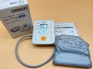 Q435〔中古品〕　OMRON 電子血圧計　上腕式　HEM-7114