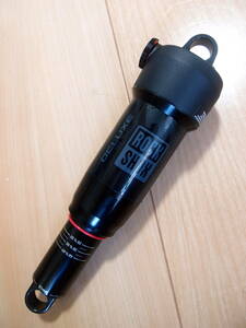 新品未使用 Rockshox ロックショックス デラックス 210x55 完成車取外し品 軸間210mm ストローク55mm　