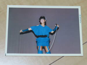 歌手・声優　山本百合子　写真 １枚　新曲発表 イベント（？）での 写真撮影 タイム　３０年 以上前 