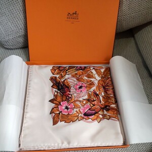 エルメス スカーフ カレ90 シルク100% 鳥　花　蝶　ハイビスカス柄 レディース HERMES 箱 ケース付【未使用品】【新品】