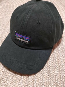 新品 未使用 patagonia パタゴニア P-6 LABEL TRAD CAP パネルキャップ ブラック 黒 キャップ フリーサイズ 帽子