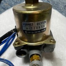 ジャンク 石油小型給湯機 電磁ポンプ VSRM63 中古部品 給湯器 貯湯式 ボイラー 100V 電動ポンプ 燃料ポンプ 灯油_画像2