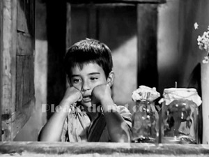 1955年製作のスペイン映画 「汚れなき悪戯」マルセリーノ　演 - パブリート・カルボ　大きなサイズ写真　フォト 2枚付き