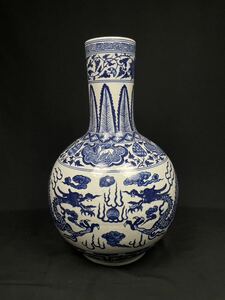 香) 中国古玩 龍天球瓶 双龍図 磁器製 高さ68cm 青華 青花 壺 花瓶 染付 雲龍 古美術 中国美術 古玩 壺 飾り オブジェ 骨董品 唐物 置物