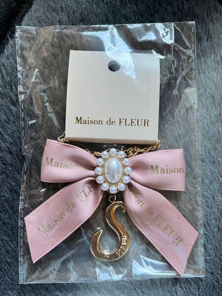 Maison de FLEUR リボンチャーム メゾンドフルールバッグチャーム　S ピンク イニシャル チャーム リボン パール 