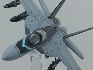 トップガン マーヴェリック 1/144 F/A-18E スーパーホーネット マーヴェリック大佐機 飛行状態 完成品