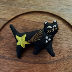 刺繍 ブローチ ☆おさんぽネコ☆ハンドメイド 手作り バッジ マスコット 黒猫　スター　星