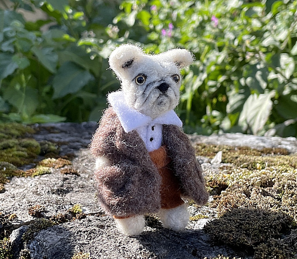 Feutre de laine manteau fait main portant gentleman bouledogue chien veste moelleuse costume bouledogue poupée faite à la main maison de poupée, jouet, jeu, jouet en peluche, Feutre de laine