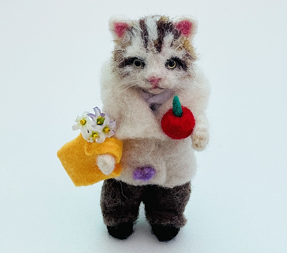 Wollfilz handgemachte Katze spazieren mit Tasche und Apfel flauschiges Kätzchen Kitten Katze Katzentasche Tasche Apfel handmade Puppe Puppenhaus, Spielzeug, Spiel, Plüschtier, Wollfilz