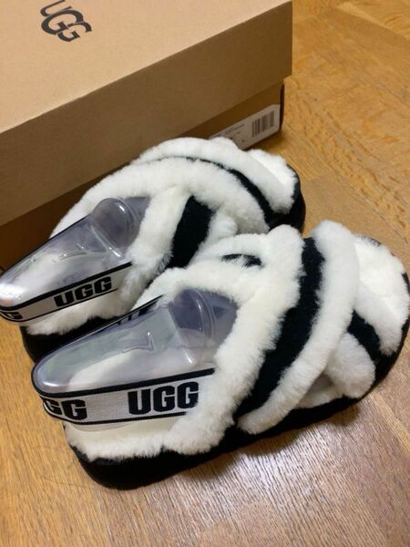 ugg アグ　クロスファーサンダル　24