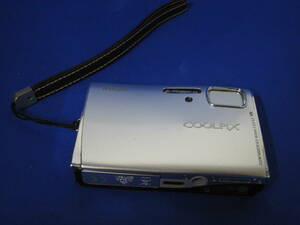 中古ジャンク扱い　ニコン Nikon Coolpix S50 Zoom Nikkor 6.3-18.9mm F3.3-4.2 バッテリー付き コンパクトデジタルカメラ