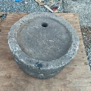 石臼 庭石 オブジェ ガーデニング 庭園 古民具 挽き石 うす 40kg 直径 34cm 格安売り切りスタート1048 b