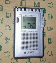 SRF-T610V ソニー 美品 受信確認済 完動品 AM FM ワイドFM ポケットラジオ 名刺サイズ 軽量 通勤 野球 競馬 入院 防災 登山 88904_画像1