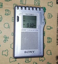 SRF-T610V ソニー 美品 受信確認済 完動品 AM FM ワイドFM ポケットラジオ 名刺サイズ 軽量 通勤 野球 競馬 入院 防災 登山 88904_画像3