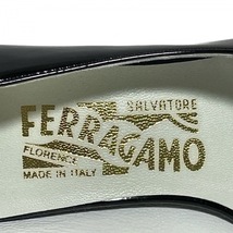 サルバトーレフェラガモ SalvatoreFerragamo パンプス 6C - エナメル（レザー） 黒 レディース ヴァラ/オープントゥ 靴_画像5