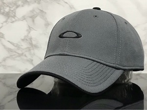 【未使用品】6C クール★OAKLEY オークリー キャップ 帽子 CAP クールなグレーの伸縮素材にブラックロゴ！《伸縮前58㎝～62㎝位迄》