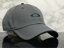 【未使用品】6C クール★OAKLEY オークリー キャップ 帽子 CAP クールなグレーの伸縮素材にブラックロゴ！《伸縮前56㎝～60㎝位迄》_画像2