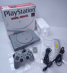 レトロゲーム 美品/動作品PS1 PlayStationプレイステーション1 SCPH-7000箱付き純正 コントローラ,メモリカードAVケーブル 付 希少品(-03)^