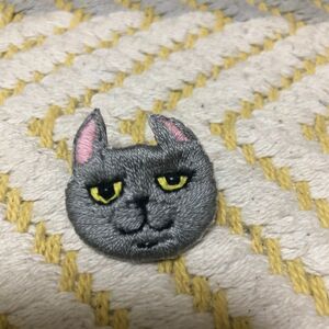 ハンドメイド 刺繍 猫ブローチ グレー猫さん