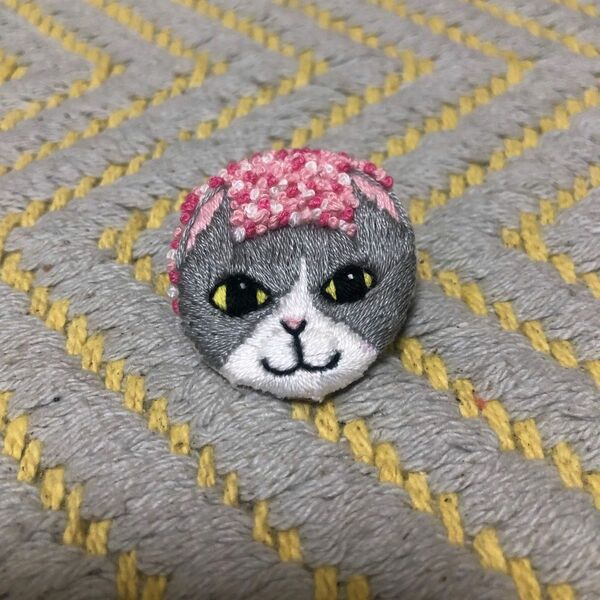 ハンドメイド 刺繍ブローチ グレーハチワレ猫