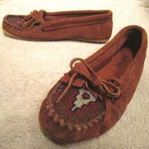 ミネトンカ　モカシン（632A）茶ヌバック　試着感覚23.5～24㎝　US7　　　　　MINNETONKA Beaded Kilty Moc ブラウン　レディース　wj2312a_画像1