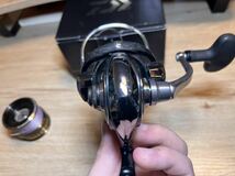 Daiwa ダイワ 19セルテートCERTATE 4000CXH LT SLPWスプール ハンドル LIVRE ハンドルノブ_画像5