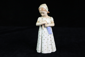 Royal Copenhagen コペンハーゲン 人形を抱く女の子 フィギュリン 置物 アンティーク コレクション 005JSNO74