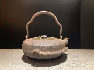 ■金寿堂　在印　鰐口形　環摘み　鉄瓶■時代煎茶　超偏平形