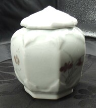 朝鮮青磁草花紋蓋つき小さな壺（辰砂で菊、蘭、竹、梅）_画像1