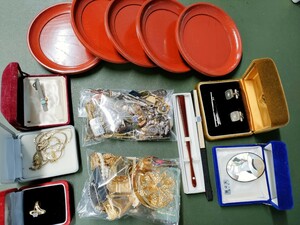 003 遺品整理品　アクセサリー　漆器　扇子　など　色々無選別まとめ