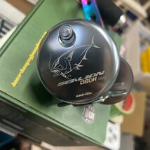 マクセルレバーブレーキリール　シーライオンOSL08DHL左ハンドル　嶋田ロングレインボーカラーハンドル付　メタルジグ中古7本オマケ付_画像2