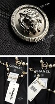 69万 シャネル ジャケット CHANEL ブラック あると便利な定番シンプル ウール ライオン ボタン 襟シルク 新品同様 40_画像9