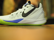 NIKE KYRIE FLYTRAP II GS ”WHITE” 24センチ カイリー ミニバス_画像3