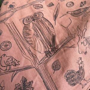 サーモンピンクヨーロッパ刺繍生地森の動物たち麻90%と棉10% ハギレ布