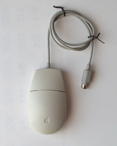 Apple Desktop Bus Mouse 2 ADB 茄子マウス　美　Ｍ2706 　