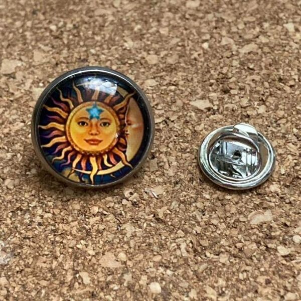 即日発送!太陽と月 モノグラム ガラス ピンバッジ ラペルピン