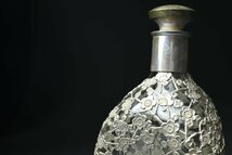 【昊】デキャンタ 彫金梅花図 透かし細工 銀巻 銀被 ガラス瓶 SILVER950刻印 銀製 洋酒瓶 総重量 約613g[UL31Ji]_画像7