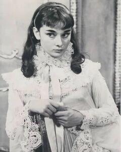 オードリーヘップバーン　Audrey Hepburn　映画　写真　輸入品　8x10インチサイズ　約20.3x25.4cm..