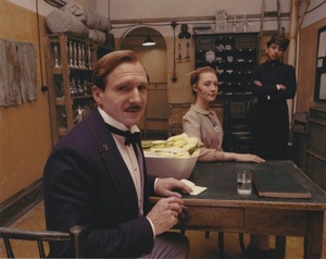 グランドブダペストホテル　ウェスアンダーソン監督　レイフファインズ　The Grand Budapest Hotel　約20.3x25.4cm　輸入　写真　10698.