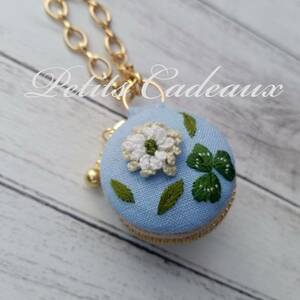 ★☆43　クローバー　刺しゅう　　刺繍　ハンドメイド♪　マカロンポーチ　バッグチャーム　小物入れ/アクセサリーなど☆★