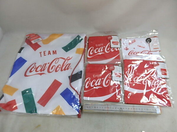 　コカコーラ　　マチ付き巾着X２枚　ランチ巾着X２枚　ナップサック（３４X44ｃｍ）合計５枚で　ともに未使用