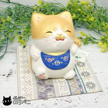 創作陶人形 福招き猫～青前掛の茶白はちわれ猫ちゃん(博多織座布団付き)｜博多人形工房の作家さんがつくられた招き猫ちゃんです♪_画像2