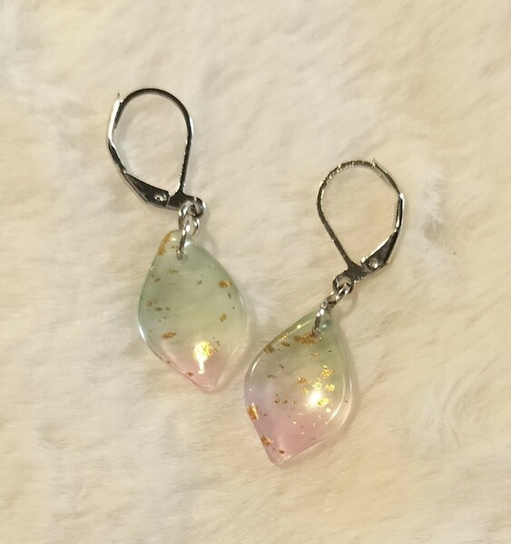 【No.2284】ピアス/イヤリング ガラスチャーム 花びら ゴールドラメ グリーン×ピンク