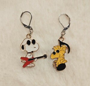 [No.2406] earrings / earrings lock n roll Snoopy . Woodstock 