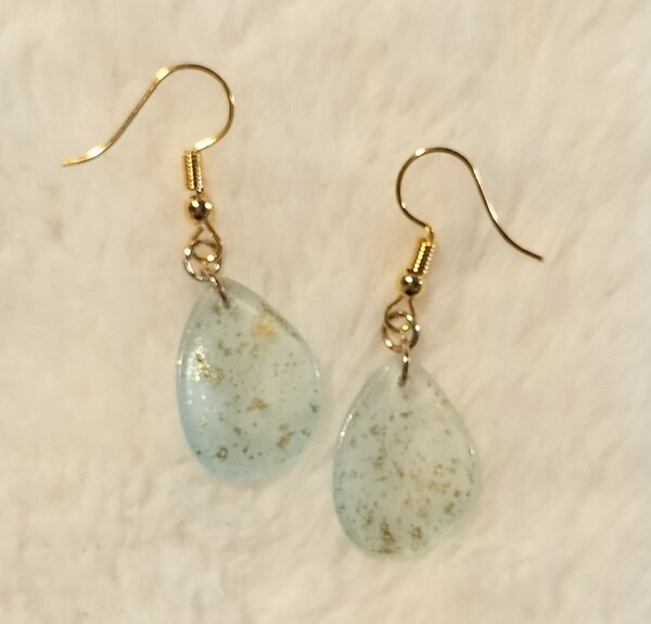 【No.2285】Chamiピアス/イヤリング ガラスチャーム 花びら ゴールドラメ ブルー