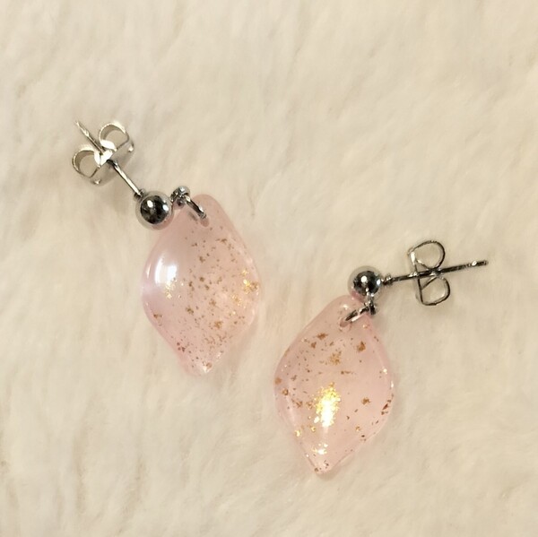 【No.2280】ピアス/イヤリング ガラスチャーム 花びら ゴールドラメ ピンク