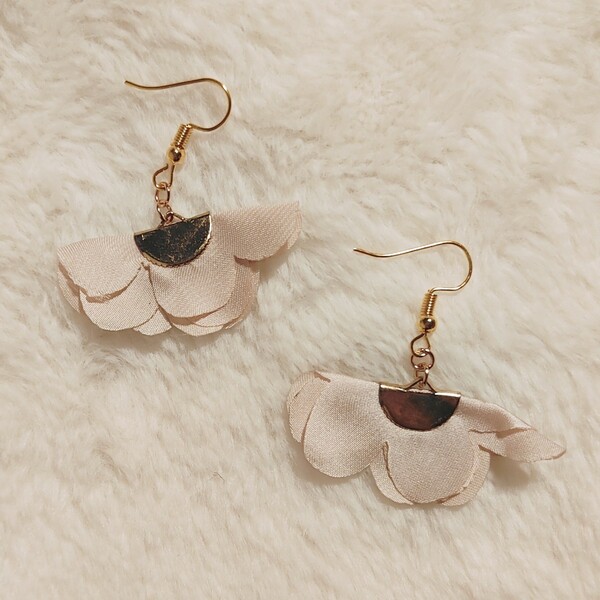 【No.2512】Chamiピアス/イヤリング タッセルフラワー ベージュ