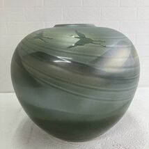 ☆【新品未使用品】九谷焼 香祥作 花瓶 高さ約22cm 2.2kg 鶴 華道具 オシャレ グリーン系 インテリア 陶器 花入 花器 木箱付き 保管品_画像3