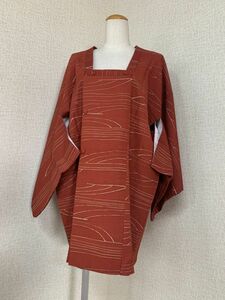 美品　婦人　和装コート　正絹　紬縮緬？　道行衿　丈82cm　七分丈くらい　深緋色に波紋様の染　塵除けに　防寒に　保管品