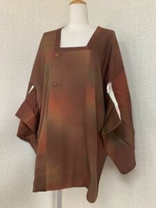 婦人　和装コート　道行衿　正絹紋綸子　丈78cm　六～七分丈くらい　柿茶色のぼかし染紋様　絞りの地紋　塵除けに　防寒に　保管品